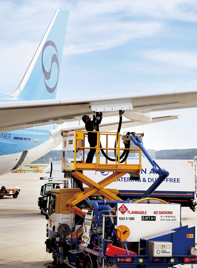 한국공항 지상 조업 장비가 대한항공 여객기에 급유 작업을 하는 모습. 사진=한국공항 제공