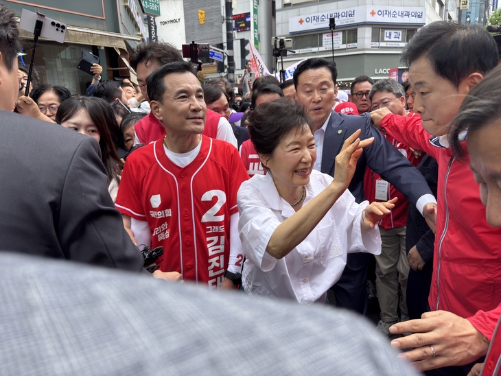 박근혜 전 대통령이 28일 오후 12시 강원 원주중앙시장을 찾아 시민들에게 인사하고 있다. 사진 = 이동윤 인턴기자.