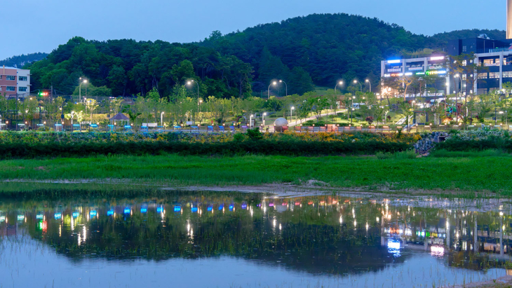 ▲ 야간 경관조명 설치 사업이 완료된 오산시 원1저수지의 전경. 제공=오산시
