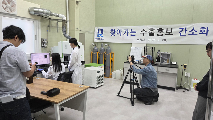 ▲ '2026 중소기업 수출홍보 간소화 사업' 선정 기업에서 홍보영상을 촬영하고 있다. 제공=수원시