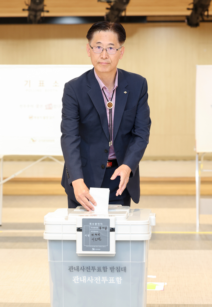 황명석 권한대행, 사전투표 참여하며 도민 투표 독려
