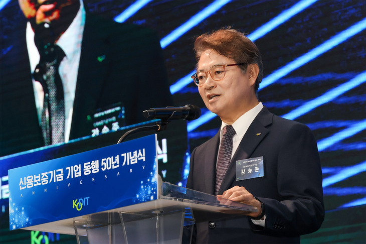강승준 신용보증기금 이사장이 지난 28일 서울 드래곤시티에서 열린 '기업 동행 50년' 기념식에서 기념사를 하고 있다.