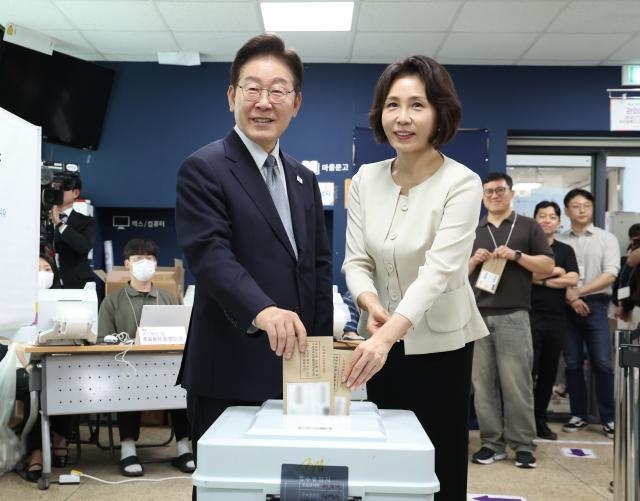 이재명 대통령과 김혜경 여사가 제9회 전국동시지방선거 사전투표 첫날인 29일 서울 종로구 삼청동 주민센터에 마련된 사전투표소에서 투표용지를 투