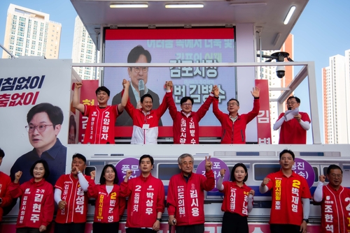 장동혁 국민의힘 대표(뒷줄 왼쪽 두번째) 30일 김병수 김포시장 후보(뒷줄 왼쪽 세번째) 지원 유세