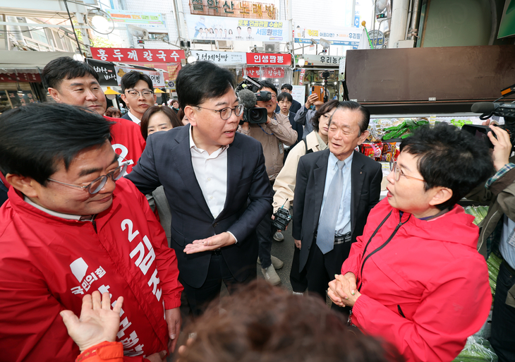 화곡본동시장 방문, 후보 소개하는 송언석 원내대표