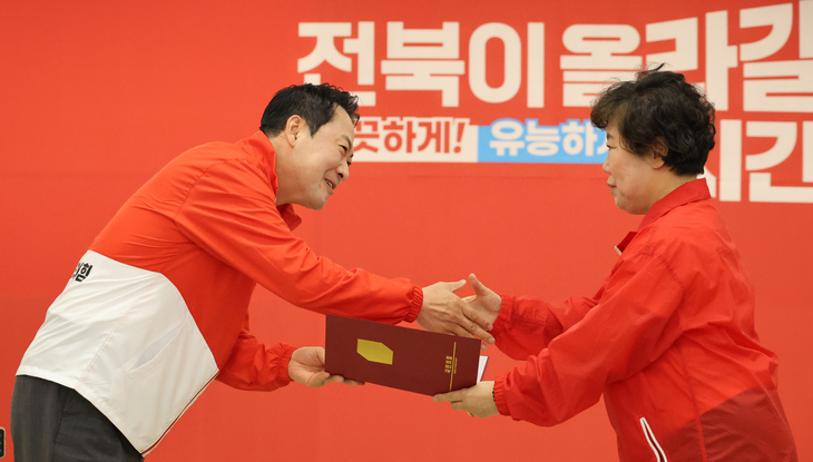 임명장 수여하는 장동혁 대표