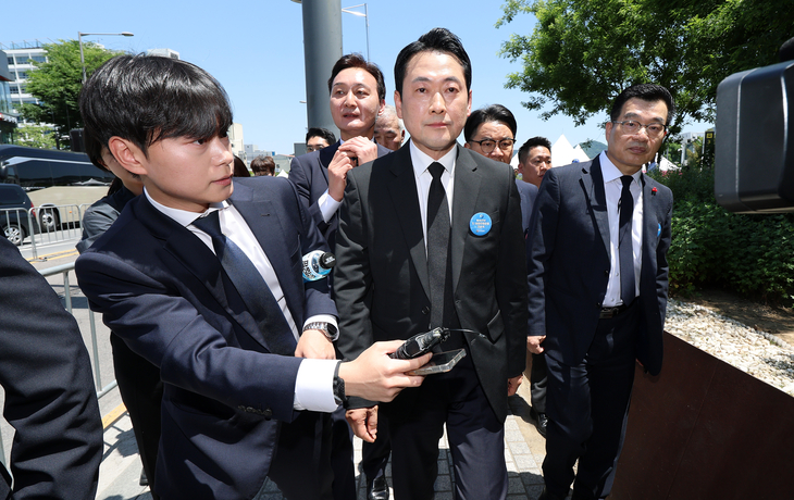 경호 받으며 5·18 민주광장 나서는 장동혁 대표