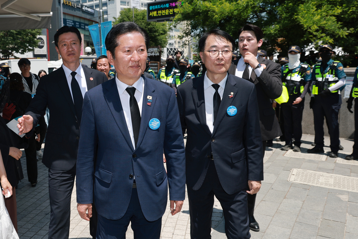 5·18 민주화운동 기념식 참석 마친 민주당 정청래 대표