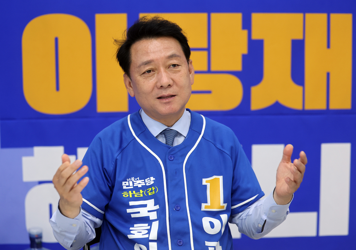 인터뷰하는 이광재 후보