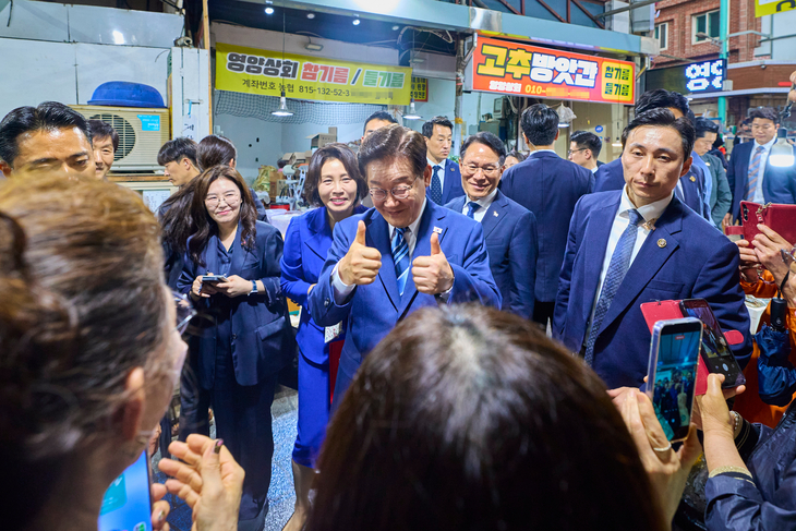 지난 27일 이재명 대통령과 김혜경 여사가 부산 남항시장에서 시민들과 인사하고 있다. 사진=연합