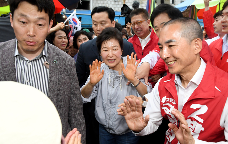 지난 27일 박근혜 전 대통령이 부산광역시 기장군 기장시장을 방문해 시민들과 인사를 나누고 있다. 사진=연합