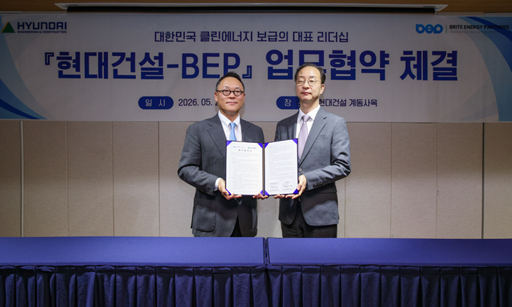 김희성 브라이트에너지파트너스 의장과 현대건설 개발사업부 이동훈 사업부장(상무)이 지난 29일 서울 종로구 계동 현대건설 본사에서 업무협약(MOU)을