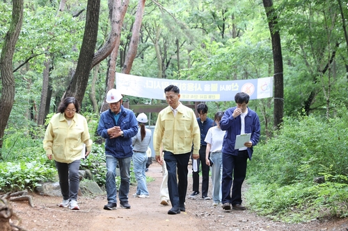 이계삼 안양시장 권한대행(부시장) 5월28일 관악산산림욕장에서 유아숲체험원으로 이동하며 안전점검 보고 청취
