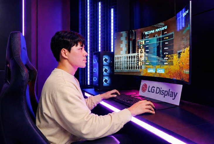 LG디스플레이 모델이 게이밍 OLED를 체험하고 있다.