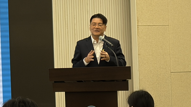 업승계지원센터 설명에 나선 윤성후 기업승계지원센터 부장.