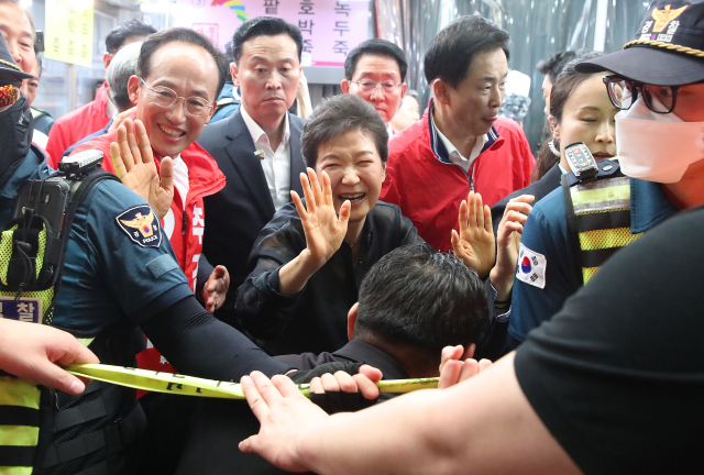 박근혜 전 대통령이 지난달 31일 대구 중구 서문시장에서 추경호 국민의힘 대구시장 후보의 유세를 지원하고 있다. 사진 = 연합뉴스.