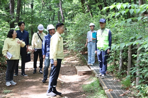 이계삼 안양시장 권한대행(부시장) 5월28일 관악산산림욕장 배수로 점검
