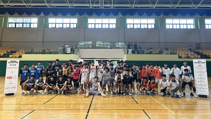 ▲ '2026 평택시 청소년 농구대회'를 마친 중·고등부 참가 선수들이 단체 사진을 촬영하고 있다. 제공=평택시