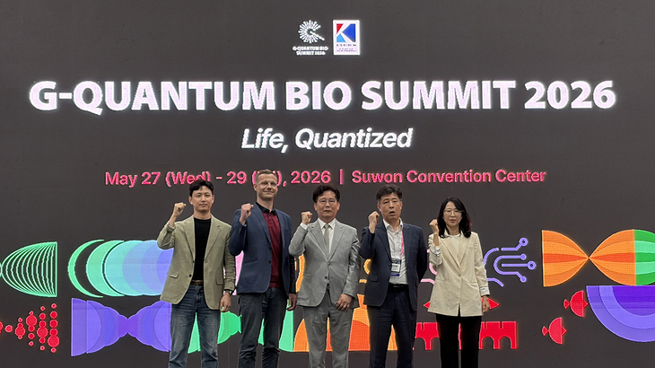 ▲ '광교 양자 바이오 서밋 2026' 폐막식에서 선은임 수원시 문화관광체육국장(오른쪽 첫 번째)과 참석자들이 함께하고 있다. 제공=수원시