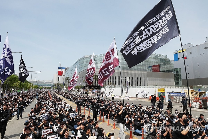 삼성전자 노동조합 공동투쟁본부 구성원들이 지난 4월23일 진행된 투쟁 결의대회에서 구호를 외치고 있다.
