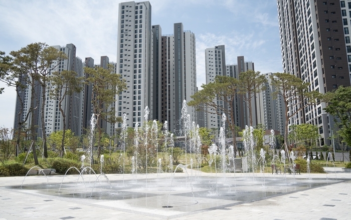 시원한 물줄기 뿜는다…익산시 공원 분수대 전격 가동