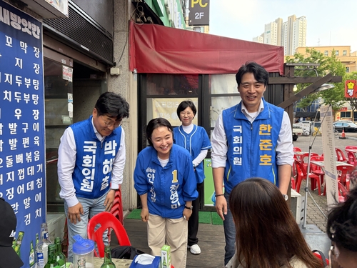천영미 더불어민주당 안산시장 후보(가운데)