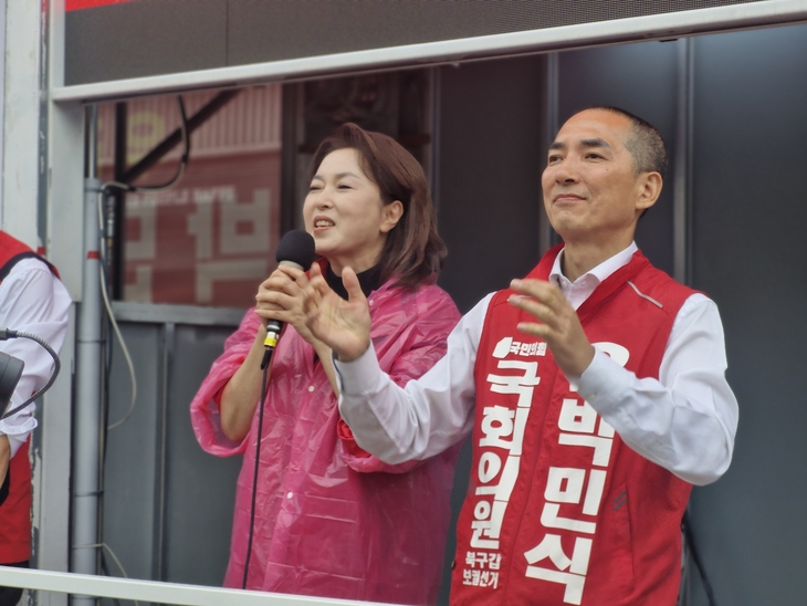 박민식 후보 역시 이날 오후 4시쯤 구포시장 인근에서 파이널 유세를 펼쳤다.