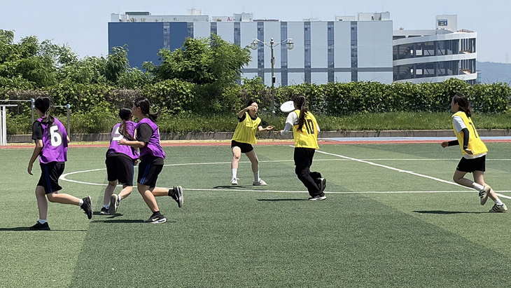 ▲ 인천시교육청이 주최하는 학교스포츠클럽대회의 막이 오른 가운데, 인조잔디 운동장에서 학생들이 플라잉디스크 경기를 펼치고 있다. 제공=인천시