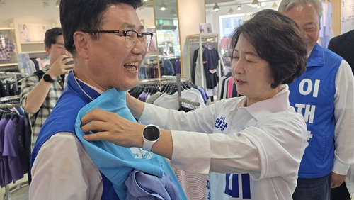 추미애 경기지사 후보 2일 합동 유세 마친 뒤 김원기 의정부시장 후보(왼쪽)와 인근 제일시장 내 옷 가게 방문