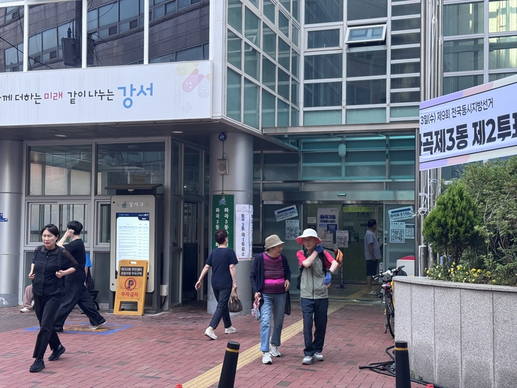 서울 강서구 화곡제3동 제2투표소에서 유권자들이 투표를 마치고 나오고 있다. 사진=이동윤 인턴기자