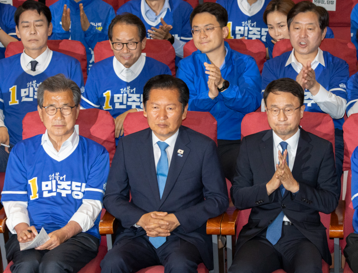 출구조사 결과 바라보는 민주당