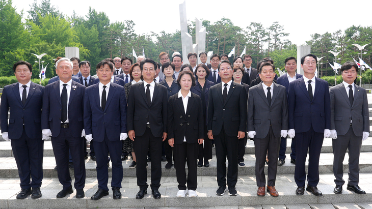 이재준 수원특례시장(오른쪽에서 3번째)과 추미애 경기도지사 당선인(중앙)은 4일 수원 현충탑을 찾았다. 제공=수원시