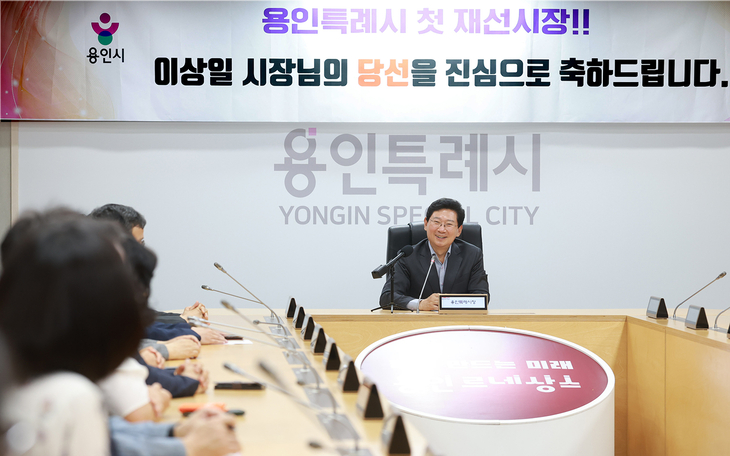 ▲ 이상일 용인특례시장이 4일 오전 간부공무원들과 재해 예방 등 주요 현안점검과 민선 9기 시정 운영 방향에 대해 회의하고 있다. 제공=용인시