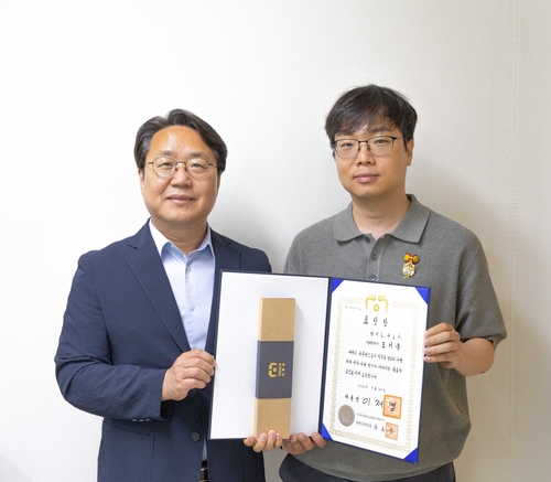 최홍규 군포시장권한대행(부시장)-조기춘 안전총괄과 자연재난팀장(오른쪽)