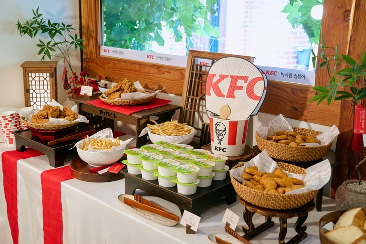커넬의 사랑방에 차려진 KFC 메뉴들. 원하는 만큼 먹을 수 있다.