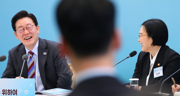 참석자 발언에 웃는 이재명 대통령