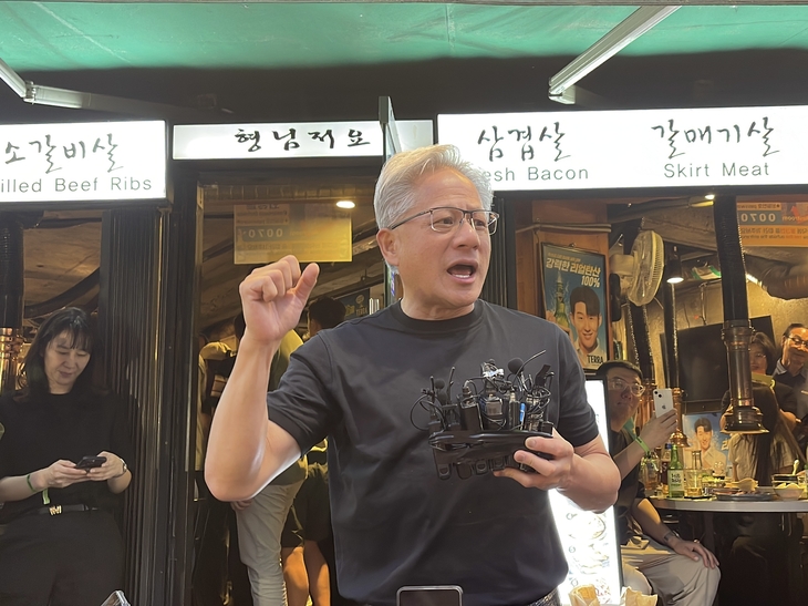 젠슨 황 엔비디아 최고경영자(CEO)가 만찬 도중 즉석 기자간담회를 진행하고 있다. 사진=박지성 기자