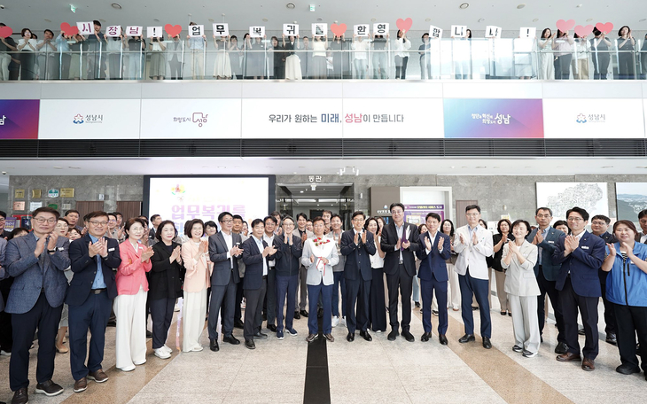 ▲ 신상진 성남시장이 5일 시청 누리홀에서 환영나온 본청 공무원들과 단체사진을 찍고 있다. 제공=성남시