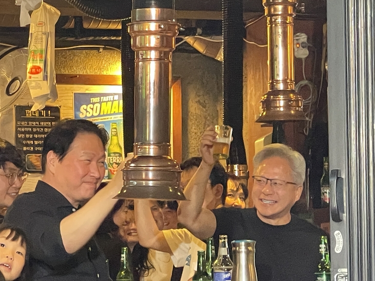 젠슨 황 엔비디아 최고경영자(CEO)와 최태원 SK그룹 회장이 술잔을 들고 건배를 하고 있다. 사진=박지성 기자
