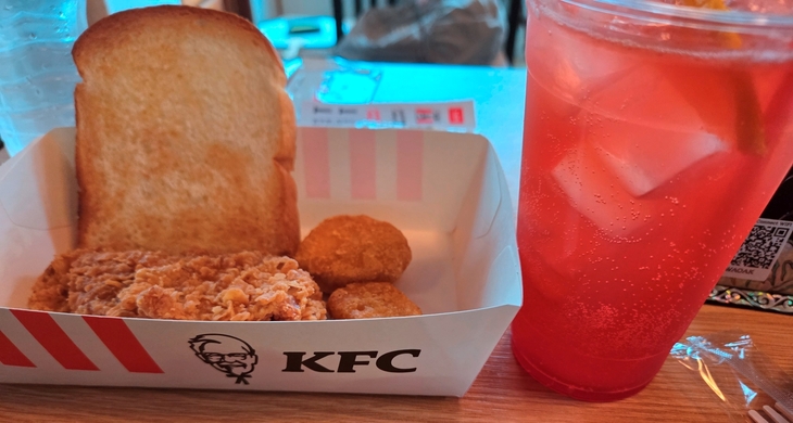 커넬의 환대 칵테일(오른쪽)과 KFC 메뉴들. 사진=송민규 기자