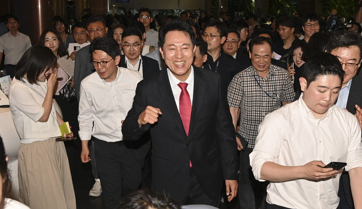 서울시청 출근하는 오세훈 서울시장