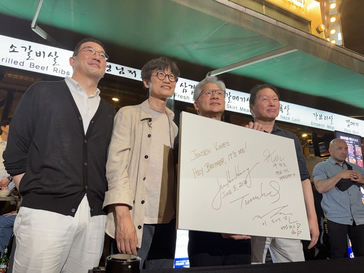왼쪽부터 구광모 LG그룹 회장, 이해진 네이버 의장, 젠슨 황 엔비디아 최고경영자(CEO), 최태원 SK그룹 회장이 저녁 만찬을 마치고 식당 앞에서 기념 촬영