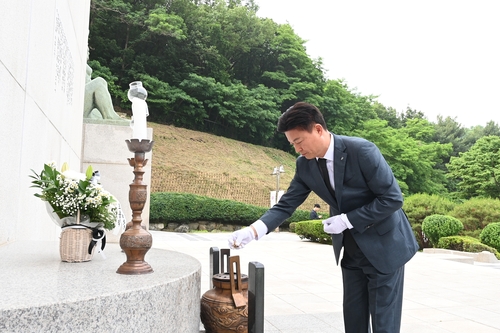 조용익 부천시장 4일 시정 복귀 첫 일정으로 현충탑 참배