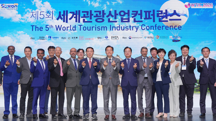 (오른쪽 8번째부터) 이재준 수원시장, 이재식 수원시의회 의장 등 제5회 세계관광산업컨퍼런스 개회식 참석자들이 기념촬영을 하고 있다. 제공=수원시