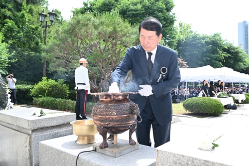 백경현 구리시장 2026년 제71회 현충일 추념식 분향