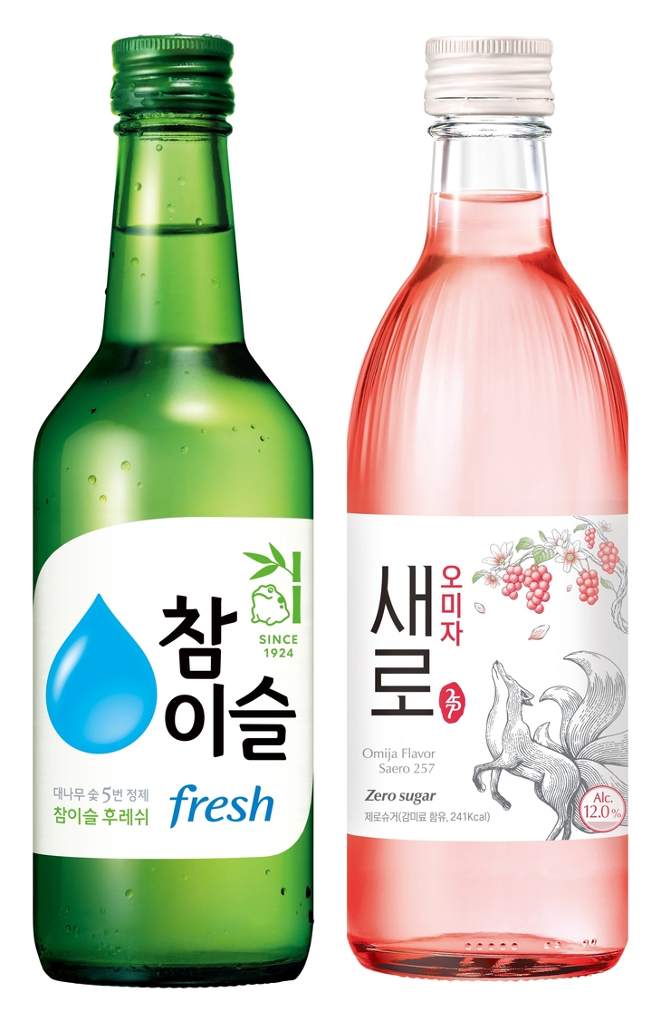하이트진로 참이슬 후레쉬(왼쪽)와 롯데칠성음료 새로 오미자