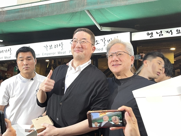 5일 오후 홍대 인근 삼겹살집에서 만난 젠슨 황 엔비디아 CEO(오른쪽)가 구광모 LG그룹 회장의 어깨를 감싸며 “그는 좋은 친구(He is a good friend)
