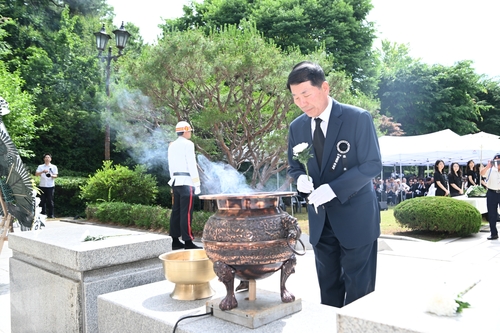 백경현 구리시장 2026년 제71회 현충일 추념식 헌화