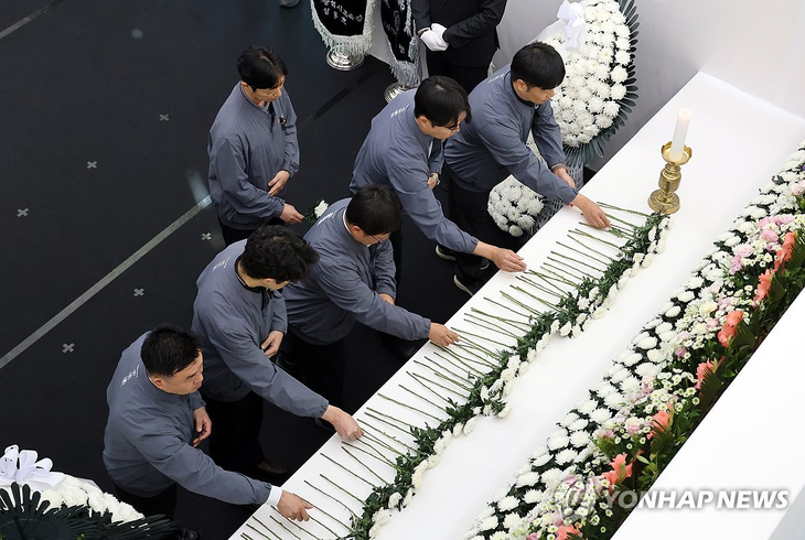 대전 유성구 한화에어로스페이스 대전사업장 폭발 사고 희생자 합동분향소가 5일 오전 유성구청에 마련된 가운데 한화에어로스페이스 임직원들이 이