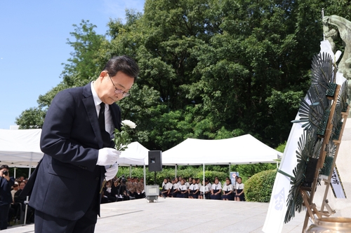 김성제 의왕시장 6일 제71회 현충일 추념식 헌화